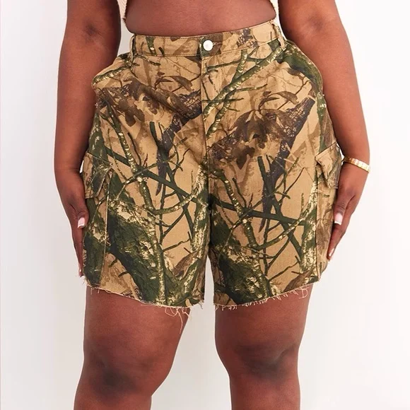 NWT PrettyLittleThing Plus Size Khaki Camo Denim Cargo Shorts – Size 16 and 20 - Picture 2 of 5
